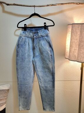 High-Waist Light Blue Women’s Jeans - Pleated Front